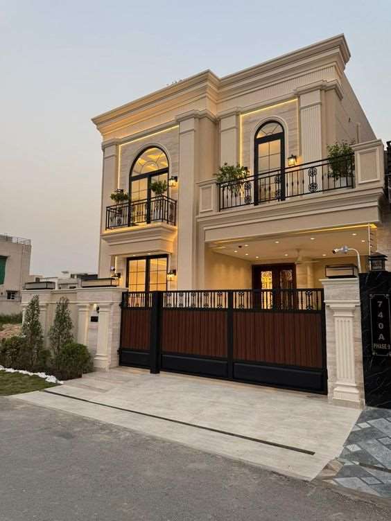 De Valencia Residence — Classical facade, columns, cornices and portico
